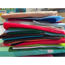 Barkácsfilc - tekercs végi darabok - kb 640gr - 43 Barkácsfilc - tekercs végi darabok - kb 640gr - 43