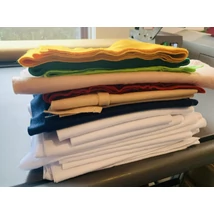 Színes és fehér polyfilc - tekercs végi és II. oszt. darabok - 1kg Színes és fehér polyfilc - tekercs végi és II. oszt. darabok - 1kg